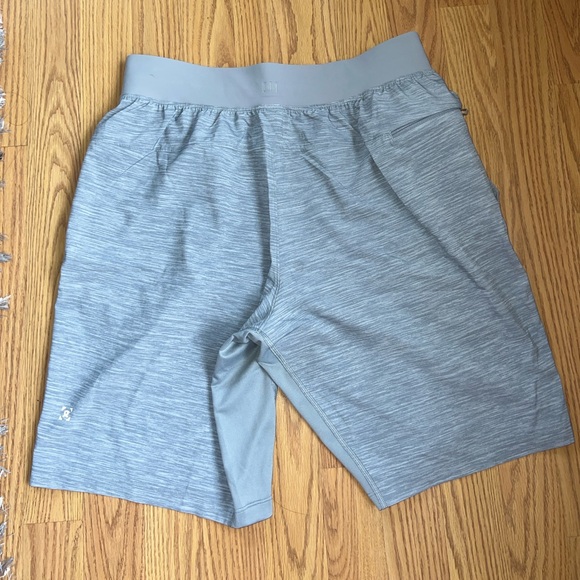 LIKE NEW Lululemon shorts - Picture 1 of 4